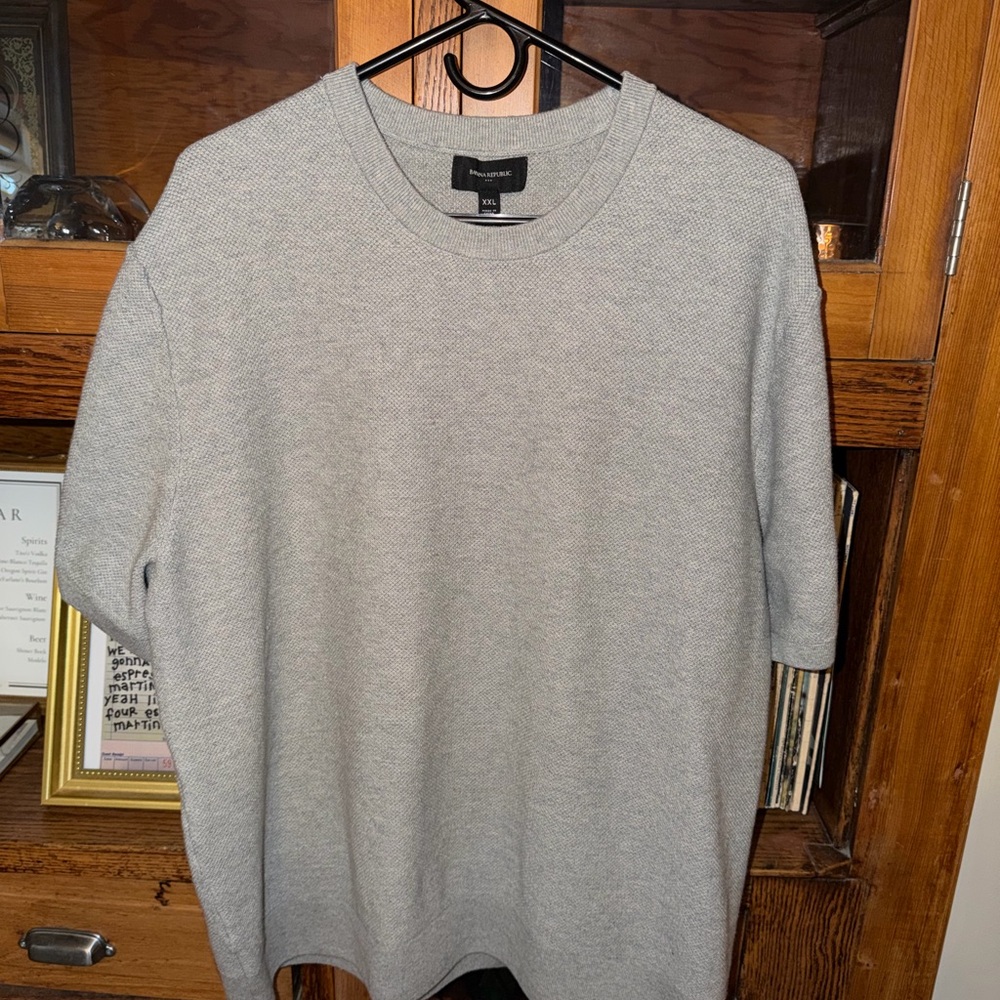 Banana Republic Men's Light Gray Textured T-Shirt